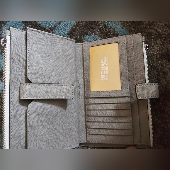 Michael Kors Jet Set Wristlet! - Picture 10 of 16